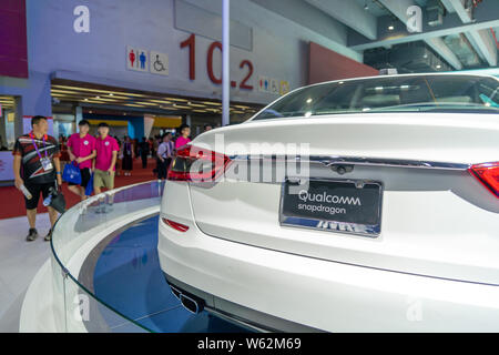 --FILE -- la gente visita lo stand di Qualcomm durante una expo in città di Guangzhou, Cina del sud della provincia di Guangdong, 13 settembre 2018. Qualcomm prevede t Foto Stock