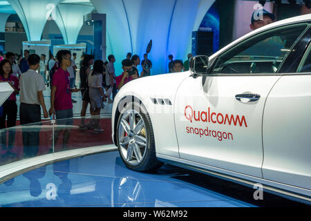 --FILE -- la gente visita lo stand di Qualcomm durante una expo in città di Guangzhou, Cina del sud della provincia di Guangdong, 13 settembre 2018. Qualcomm prevede t Foto Stock