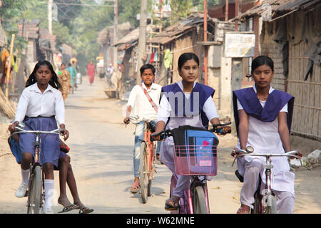 La scuola dei bambini di andare a scuola in bicicletta Foto Stock