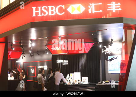 --FILE -- la gente visita lo stand della HSBC (Hong Kong e Shanghai Banking Corporation Limited) durante una mostra a Shanghai in Cina, 10 Novembe Foto Stock