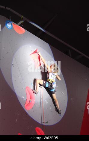 Jessica Pliz dell'Austria compete in donne di portare stagione partita finale durante il 2018 la Federazione internazionale di arrampicata sportiva (IFSC) World Cup a Foto Stock