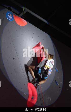 Jessica Pliz dell'Austria compete in donne di portare stagione partita finale durante il 2018 la Federazione internazionale di arrampicata sportiva (IFSC) World Cup a Foto Stock