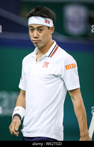 Kei Nishikori del Giappone reagisce come egli compete contro Wu Yibing della Cina dopo la loro seconda partita degli uomini singoli durante il Rolex Shanghai Foto Stock