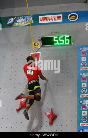 Aspar Jaelolo dell Indonesia compete in uomini della velocità finale di stagione corrispondere durante il 2018 la Federazione internazionale di arrampicata sportiva (IFSC) World Cup Foto Stock