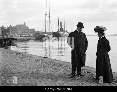 Bruno e Ingrid Aminoff presso la piazza del mercato, Helsinki, 1906 Foto Stock