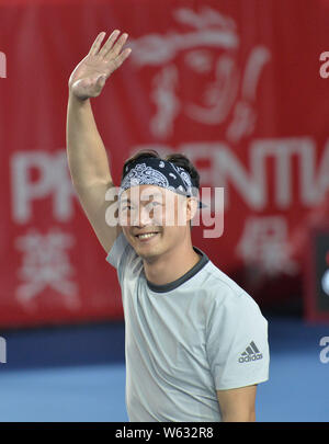 Hong Kong cantante Eason Chan è raffigurato in una celebrità match di esibizione durante il WTA Hong Kong Open di Tennis 2018 a Hong Kong, Cina, 9 ottobre 2018. Foto Stock