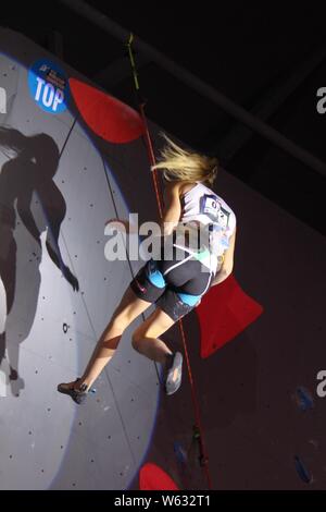 Jessica Pliz dell'Austria compete in donne di portare stagione partita finale durante il 2018 la Federazione internazionale di arrampicata sportiva (IFSC) World Cup a Foto Stock