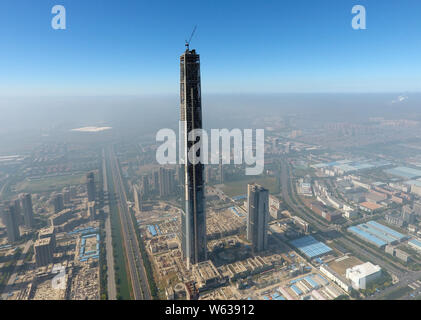 Edifici ad alta e grattacieli si vedono vagamente nella fitta nebbia di Tianjin, Cina, 28 settembre 2018. Foto Stock