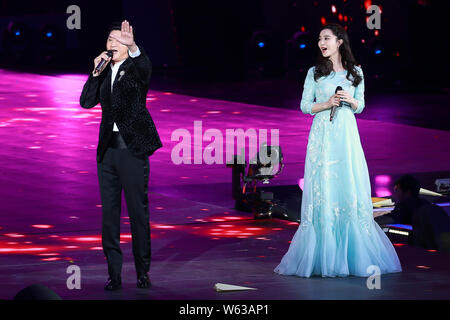 Attrice cinese Fan Bingbing, destra e suo padre Tao della ventola eseguire durante una sessione di riprese per il nuovo anno cinese gala di Pechino TV (BTV) in Beij Foto Stock