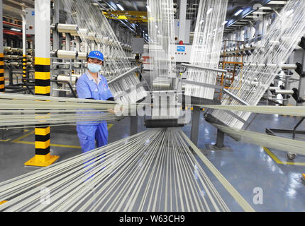 --FILE--un lavoratore cinese i processi di fibra di carbonio in un impianto nella città di Lianyungang, est cinese della provincia di Jiangsu, 9 agosto 2018. La Cina del prezzo del produttore Foto Stock