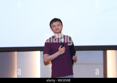 --FILE -- Ma Jack Yun, fondatore e presidente del gruppo Alibaba, parla durante il Ma Yun insegnanti rurali cerimonia di premiazione 2017 lanciato da Jack Ma Foundatio Foto Stock