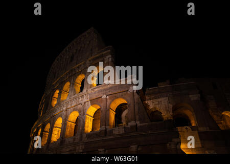 Il famoso Colosseo di notte a Roma, Italia Foto Stock