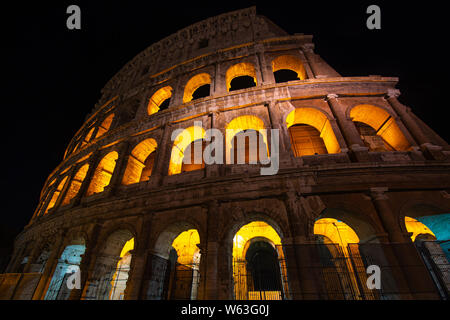 Il famoso Colosseo di notte a Roma, Italia Foto Stock