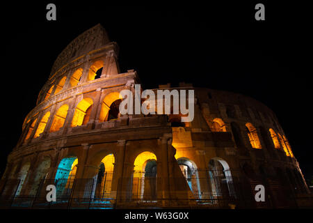 Il famoso Colosseo di notte a Roma, Italia Foto Stock