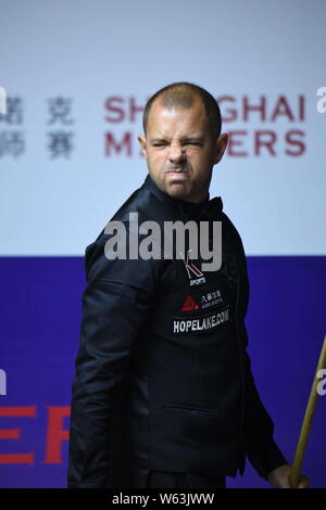 Barry Hawkins di Inghilterra reagisce come egli ritiene che un colpo di Ronnie O'Sullivan dell'Inghilterra in loro corrispondenza finale durante il 2018 Shanghai Masters snooker t Foto Stock