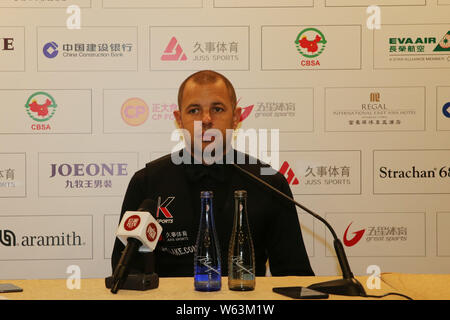 Barry Hawkins di Inghilterra, destra, pone con il suo controllo dopo essere stato sconfitto da Ronnie O'Sullivan dell'Inghilterra in loro corrispondenza finale durante il 2018 Shangh Foto Stock