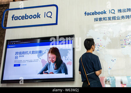 --FILE--un uomo in visita allo stand di Facebook durante una mostra a Shanghai in Cina, 12 settembre 2018. La Cina non ha concesso una licenza commerciale a F Foto Stock