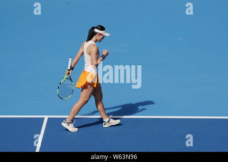 Zheng Saisai della Cina reagisce dopo il punteggio contro Dayana Yastremska dell'Ucraina in il loro match di primo turno del singolare femminile durante il 2018 mento Foto Stock