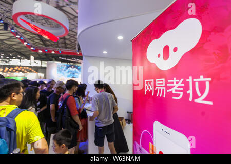 --FILE -- la gente visita lo stand della gabbia di NetEase transfrontaliera della piattaforma di e-commerce Kaola.com durante il XVI Cina Digital Entertainment Expo, Foto Stock