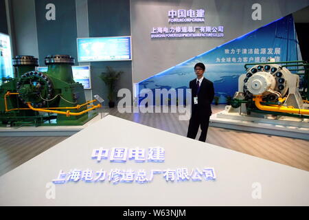 --FILE--un dipendente cinese è visto presso lo stand di costruzione Power Corporation in Cina durante il 2011 International China Industry Fair in Shangh Foto Stock