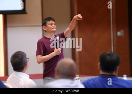 --FILE -- Ma Jack Yun, fondatore e presidente del gruppo Alibaba, parla durante il Ma Yun insegnanti rurali cerimonia di premiazione 2017 lanciato da Jack Ma Foundatio Foto Stock