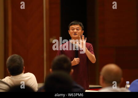 --FILE -- Ma Jack Yun, fondatore e presidente del gruppo Alibaba, parla durante il Ma Yun insegnanti rurali cerimonia di premiazione 2017 lanciato da Jack Ma Foundatio Foto Stock