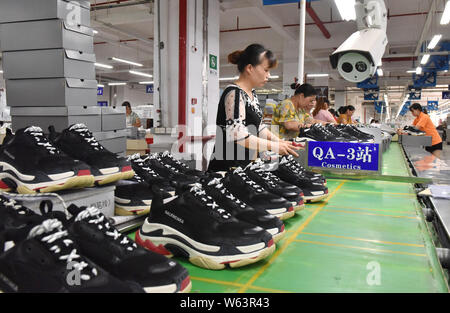 Lavoratori cinesi fabbricazione sneakers per essere esportati in una fabbrica di una calzatura societa nella citta di Loudi centrale provincia cinese di Hunan 3 settembre 2018 Foto stock Alamy