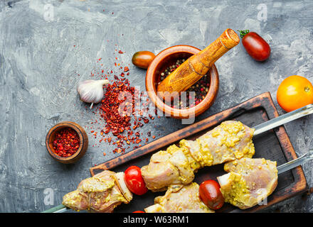 Fare spiedini di carne-carne cruda su spiedini.BBQ ingredienti barbecue Foto Stock