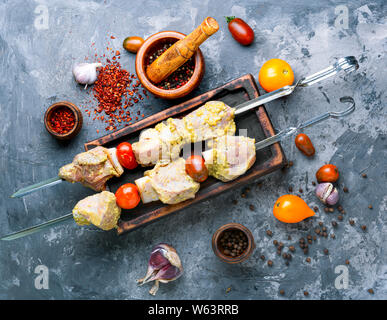 Non cotti carne cruda.raw spiedini di carne di maiale pronto per la cottura alla griglia Foto Stock