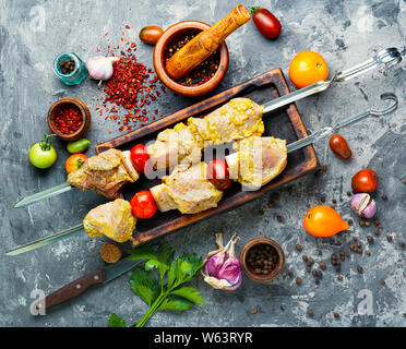 Non cotti carne cruda.raw spiedini di carne di maiale pronto per la cottura alla griglia Foto Stock