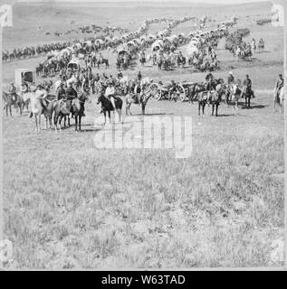 Colonna di cavalleria, artiglieria e carri, comandata dal gen. George A. Custer, attraversando la pianura del territorio Dakota. Da W. H. Illingworth, 1874 Black Hills spedizione Foto Stock