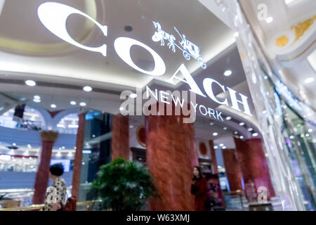 --FILE--i clienti a piedi passato un pullman store di New York in un centro commerciale per lo shopping di Shanghai, Cina, 23 agosto 2018. La Cina ha annunciato martedì (18 settembre 2 Foto Stock