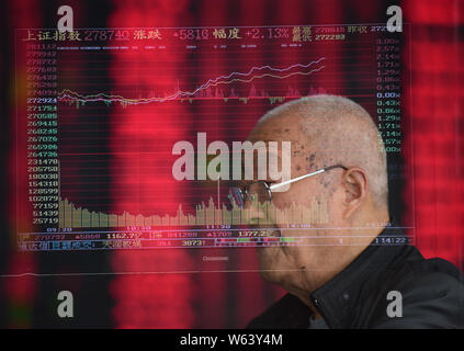 In questo multi-immagine di esposizione, un investitore cinese guarda i prezzi delle azioni (rosso per il prezzo in aumento e verde per la caduta dei prezzi) in corrispondenza di un magazzino brokerage h Foto Stock