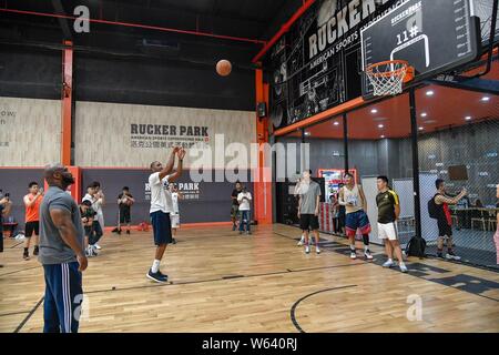 Ex stella NBA Tracy McGrady assiste ad una attività al Rucker Park in Cina a Shanghai, 13 settembre 2018. Foto Stock