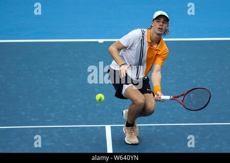 Denis Shapovalov del Canada gioca un colpo di Ilya Ivashka della Bielorussia in il loro match di primo turno degli uomini singoli durante il 2018 ATP Shenzhen Aprire t Foto Stock