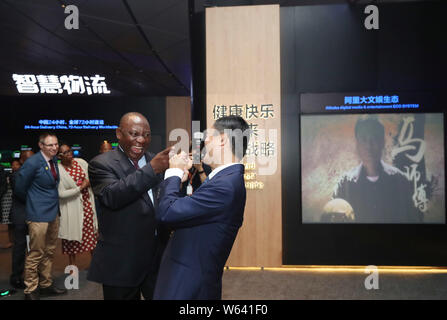 Presidente sudafricano Cyril Ramaphosa, sinistra, interagisce con Jack Ma o Ma Yun, presidente del gruppo Alibaba, durante la sua visita al campus Xixi e lui Foto Stock