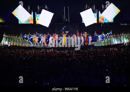 Animatori cinese e gli atleti eseguire a Hangzhou a 8 minuto visualizza durante la cerimonia di chiusura del 2018 Giochi Asiatici, ufficialmente conosciuta come la 1 Foto Stock