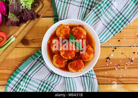 Le polpette di carne su sfondo di legno Foto Stock