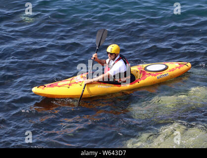 kayak singoli in un kayak di plastica sul mare a. Porthclais nel Pembrokshire Foto Stock