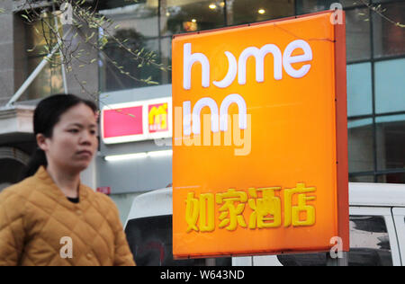 --FILE--A passeggiate a piedi passato un ramo di Homeinns o Home Inn Hotel nella città di Xiamen, a sud-est della Cina di provincia del Fujian, 17 aprile 2018. Bud cinese Foto Stock