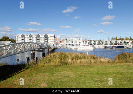 Launceston, Tasmania: Aprile 06, 2019: Seaport pedoni e ciclisti bridge accesso porto marittimo di Riverbend Park spanning North Esk. Foto Stock