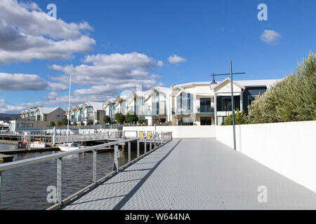 Launceston, Tasmania: Aprile 06, 2019: costoso, appartamenti di lusso a circondare il bay e marina a Alexandra a piedi con caffè e ristoranti. Foto Stock