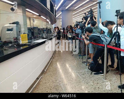 I cittadini mettono in fila per acquistare i biglietti per i treni su Guangzhou-Shenzhen-Hong Kong Express Rail Link presso il West Kowloon railway station in Hong Kong, C Foto Stock