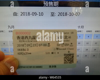 Un cittadino mostra il suo biglietto da Hong Kong Kowloon Ovest per Shenzhenbei su Guangzhou-Shenzhen-Hong Kong Express Rail Link presso il West Kowloon Railway st Foto Stock