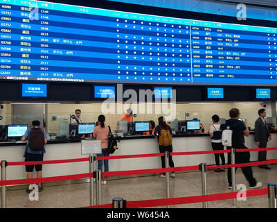 I cittadini mettono in fila per acquistare i biglietti per i treni su Guangzhou-Shenzhen-Hong Kong Express Rail Link presso il West Kowloon railway station in Hong Kong, C Foto Stock