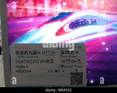Un cittadino mostra il suo biglietto da Hong Kong Kowloon Ovest per Shenzhenbei su Guangzhou-Shenzhen-Hong Kong Express Rail Link presso il West Kowloon Railway st Foto Stock