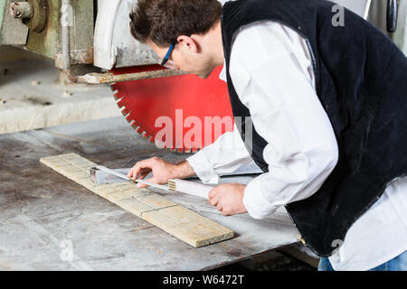 Tuttofare in scultura in pietra fabbrica a sega diamantata Foto Stock