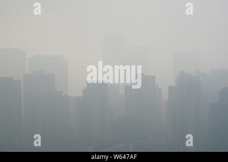 Edifici ad alta sono visti vagamente di smog pesante a Pechino in Cina, 28 settembre 2018. Pechino inquinamento atmosferico di risposta di emergenza ufficio ha emesso un Foto Stock