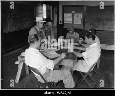 Coosa Valley, Alabama. Poste le foto della riunione da parte degli agricoltori che è venuto a scuola per raccogliere i controlli AAA.; Portata e contenuto: Full didascalia recita come segue: Coosa Valley, Alabama. Poste le foto della riunione da parte degli agricoltori che è venuto a scuola per raccogliere i controlli di tipo AAA. Foto Stock