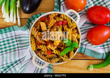 La pasta con il sugo di verdure su sfondo di legno Foto Stock